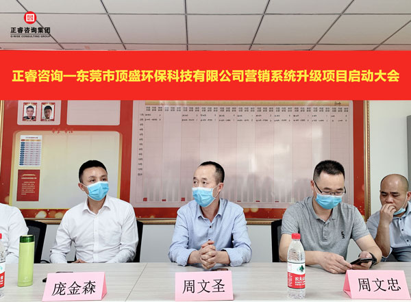 總經(jīng)理周文圣（左）、副總經(jīng)理周文忠（右）