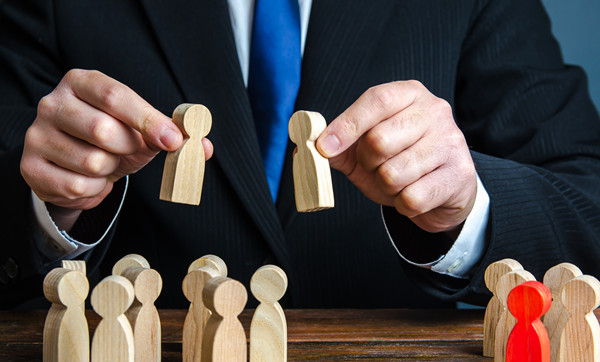 如何根據(jù)行業(yè)和市場(chǎng)狀況進(jìn)行薪酬調(diào)整？