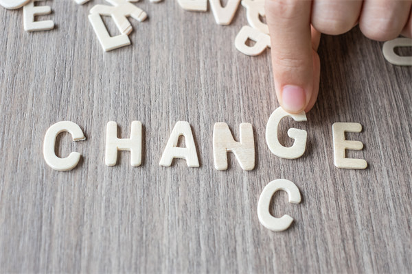 創(chuàng)新企業(yè)管理模式，引領(lǐng)行業(yè)變革，塑造品牌力量