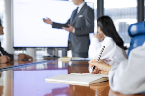 如何保證企業(yè)的年度工作方向與經(jīng)營目標(biāo)保持一致？