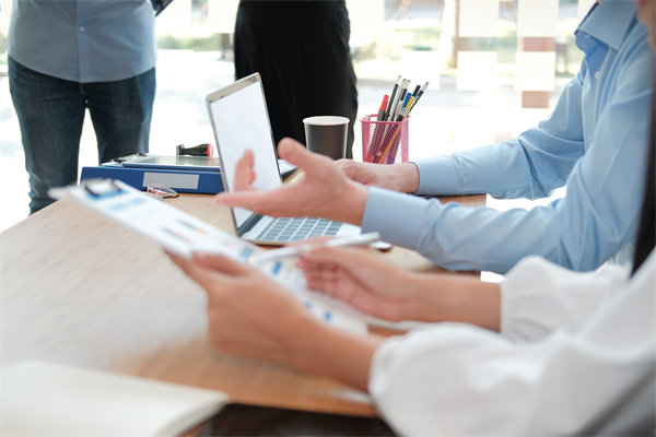 如何科學設定KPI，確?？冃Э己思裙接指咝В? />
</p>
<p>
	　　<strong>三、確保KPI的公平性和透明度</strong>
</p>
<p>
	　　確保KPI（關鍵績效指標）的公平性和透明度是建立有效績效考核體系的重要基石。這不僅有助于提升員工的信任度和參與度，還能促進組織的整體績效改進。以下是一些確保KPI公平性和透明度的關鍵步驟：
</p>
<p>
	　　1、明確溝通KPI的設定過程
</p>
<p>
	　?。?）全員參與：在設定KPI時，鼓勵員工和管理層共同參與討論，確保KPI能夠反映實際業(yè)務需求，并得到廣泛認可。
</p>
<p>
	　?。?）解釋背景：向員工解釋KPI設定的背景、目的和依據(jù)，幫助他們理解KPI與企業(yè)戰(zhàn)略和業(yè)務目標之間的關聯(lián)。
</p>
<p>
	　　2、保持KPI標準的一致性
</p>
<p>
	　　（1）統(tǒng)一標準：確保不同部門、團隊或員工之間的KPI標準保持一致，避免出現(xiàn)雙重標準或偏見。
</p>
<p>
	　　（2）客觀評估：KPI的評估應該基于客觀數(shù)據(jù)或可觀察的行為，減少主觀判斷的影響。
</p>
<p>
	　　3、公開透明地分享KPI信息
</p>
<p>
	　　（1）定期公布：定期向全體員工公布KPI的達成情況，包括個人、團隊和組織的績效數(shù)據(jù)。
</p>
<p>
	　?。?）反饋機制：建立有效的反饋機制，讓員工能夠了解自己在KPI達成方面的表現(xiàn)，并有機會提出疑問或建議。
</p>
<p>
	　　4、公平對待所有員工
</p>
<p>
	　?。?）無偏見評估：確保KPI的評估過程不受個人偏見、歧視或偏好的影響，對所有員工一視同仁。
</p>
<p>
	　?。?）個性化支持：雖然KPI標準應保持一致，但應為員工提供個性化的支持和指導，幫助他們克服障礙，實現(xiàn)目標。
</p>
<p>
	　　5、持續(xù)改進和優(yōu)化KPI體系
</p>
<p>
	　?。?）定期審查：定期審查KPI體系的有效性和相關性，確保其仍然符合企業(yè)戰(zhàn)略和業(yè)務需求。
</p>
<p>
	　?。?）收集反饋：積極收集員工和管理層對KPI體系的反饋意見，作為持續(xù)改進的依據(jù)。
</p>
<p>
	　?。?）靈活調整：根據(jù)市場變化、組織發(fā)展或員工反饋，靈活調整KPI體系，確保其始終具有公平性和透明度。
</p>
<p>
	　　6、強調績效管理的正面目的
</p>
<p>
	　　（1）正面激勵：將KPI作為激勵員工提升績效、實現(xiàn)個人和組織目標的工具，而非懲罰或威脅的手段。
</p>
<p>
	　?。?）發(fā)展導向：強調績效管理的發(fā)展導向，鼓勵員工通過達成KPI來提升自己的能力和職業(yè)發(fā)展。
</p>
<p>
	　　通過遵循以上步驟，企業(yè)可以建立一個既公平又透明的KPI體系，為員工提供一個清晰、可衡量的績效標準，并激發(fā)他們?yōu)閷崿F(xiàn)企業(yè)目標而努力奮斗的熱情。
</p>
<p>
	　　<strong>四、注重過程與結果的平衡</strong>
</p>
<p>
	　　在績效考核中，注重過程與結果的平衡是至關重要的。這種平衡能夠確保評估的全面性，既關注員工或團隊的實際產出（結果），也重視他們?yōu)閷崿F(xiàn)這些結果所付出的努力、采用的方法以及展現(xiàn)的能力（過程）。以下是一些實現(xiàn)過程與結果平衡的關鍵策略：
</p>
<p>
	　　1、設定全面的KPI
</p>
<p>
	　　（1）結果導向的KPI：這些KPI直接衡量產出或成果，如銷售額、客戶滿意度、項目完成率等。它們反映了員工或團隊對業(yè)務目標的直接貢獻。
</p>
<p>
	　　（2）過程導向的KPI：這些KPI關注于實現(xiàn)結果的過程，如工作效率、團隊合作、創(chuàng)新能力、學習與發(fā)展等。它們評估了員工或團隊在實現(xiàn)結果過程中展現(xiàn)出的能力和行為。
</p>
<p>
	　　2、強調過程的重要性
</p>
<p>
	　?。?）明確過程標準：除了設定結果導向的KPI外，還應明確過程導向的標準和期望。這有助于員工理解在實現(xiàn)結果的過程中應該如何行動。
</p>
<p>
	　　（2）培養(yǎng)良好工作習慣：鼓勵員工養(yǎng)成良好的工作習慣，如時間管理、溝通協(xié)作、問題解決等。這些習慣不僅有助于提升工作效率，還能促進個人和團隊的發(fā)展。
</p>
<p>
	　　3、平衡評估權重
</p>
<p>
	　?。?）合理分配權重：根據(jù)企業(yè)戰(zhàn)略和業(yè)務需求，合理分配結果導向和過程導向KPI的權重。確保兩者在評估體系中得到均衡的考慮。
</p>
<p>
	　?。?）靈活調整：隨著市場變化、組織發(fā)展或業(yè)務重點的調整，靈活調整KPI的權重，以保持評估體系的適應性和有效性。
</p>
<p>
	　　4、提供過程反饋
</p>
<p>
	　?。?）定期回顧：定期與員工回顧他們的績效表現(xiàn)，不僅關注結果，也關注過程中的表現(xiàn)。這有助于員工了解自己在哪些方面做得好，哪些方面需要改進。
</p>
<p>
	　?。?）建設性反饋：提供具體、建設性的反饋，幫助員工理解如何改進過程以提升結果。避免僅僅關注結果而忽視過程中的努力和成長。
</p>
<p>
	　　5、激勵過程與結果并重
</p>
<p>
	　?。?）獎勵機制：建立獎勵機制，既表彰優(yōu)秀的結果，也認可在過程中展現(xiàn)出的優(yōu)秀行為和能力。這有助于激發(fā)員工的積極性和創(chuàng)造力。
</p>
<p>
	　?。?）發(fā)展機會：為員工提供發(fā)展機會，如培訓、晉升等，以表彰他們在過程和結果方面的優(yōu)秀表現(xiàn)。這有助于促進員工的長期發(fā)展和忠誠度。
</p>
<p>
	　　6、培養(yǎng)持續(xù)改進的文化
</p>
<p>
	　　（1）鼓勵創(chuàng)新：鼓勵員工在追求結果的過程中嘗試新方法、新思路，以促進組織的持續(xù)改進和創(chuàng)新。
</p>
<p>
	　?。?）學習共享：建立學習共享的文化，鼓勵員工分享經驗、教訓和最佳實踐。這有助于提升整個組織的績效水平和能力。
</p>
<p>
	　　通過注重過程與結果的平衡，企業(yè)可以建立一個更加全面、公正的績效考核體系。這種體系不僅能夠激勵員工追求優(yōu)秀的業(yè)務成果，還能夠促進他們的個人成長和團隊合作，為企業(yè)的長期發(fā)展奠定堅實的基礎。
</p>
<p style=