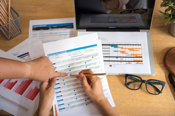 績效管理中，如何有效溝通反饋以促進員工成長？