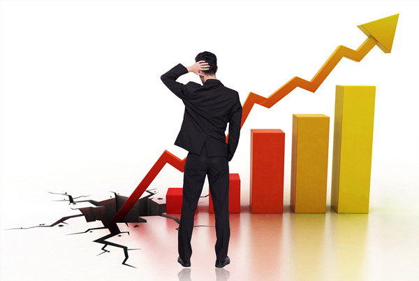 員工績效不佳時，應(yīng)采取哪些策略進(jìn)行干預(yù)與提升？