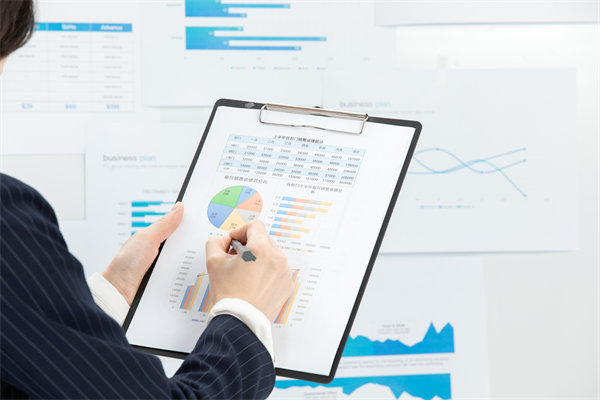 如何實施360度績效評估，確保反饋全面且客觀？