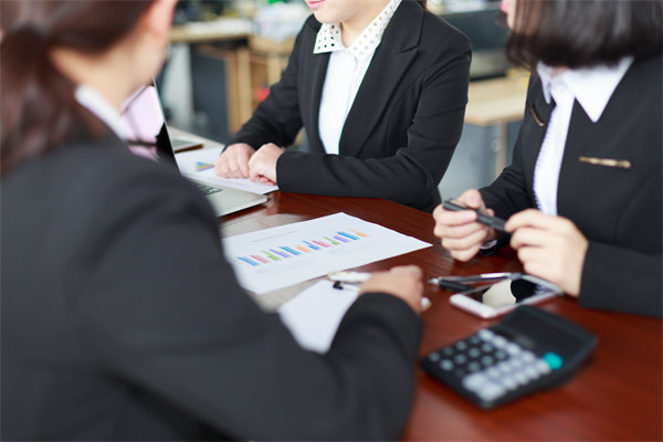 初創(chuàng)企業(yè)如何設(shè)定合理的薪酬策略吸引人才？