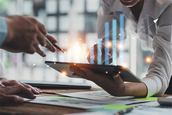 年度經營計劃中，如何強化成本控制與提升運營效率？