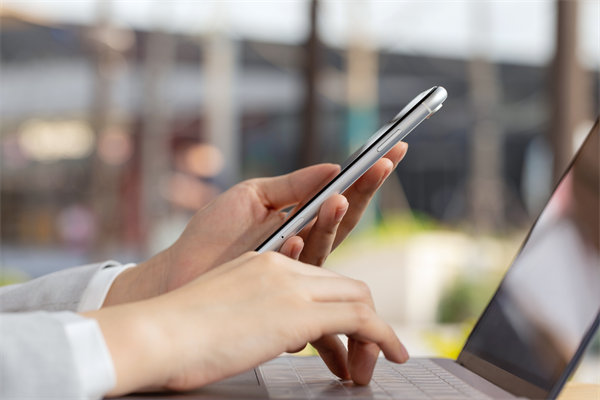 在遠程工作模式下，如何有效監(jiān)控與評估員工績效？