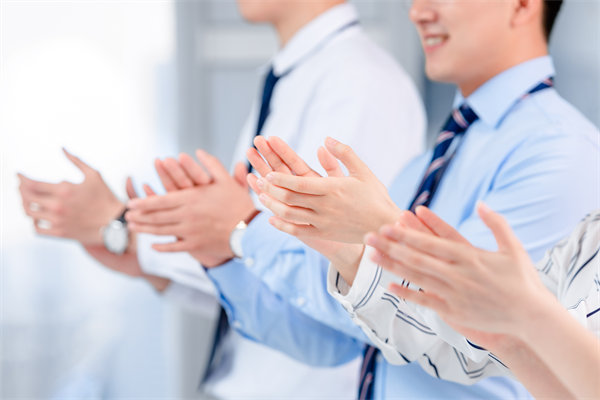 面對人才流失問題，企業(yè)應(yīng)如何改進(jìn)人力資源策略？