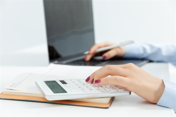 市場環(huán)境突變時，企業(yè)如何靈活調(diào)整預(yù)算策略以應(yīng)對？