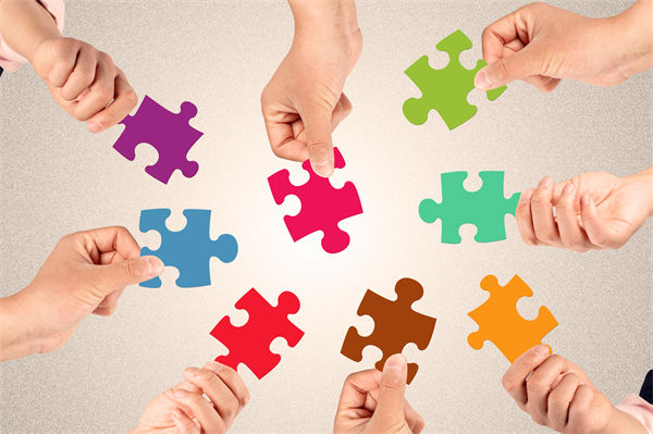 集團(tuán)管控中，如何建立有效的內(nèi)部溝通機(jī)制以促進(jìn)協(xié)同？