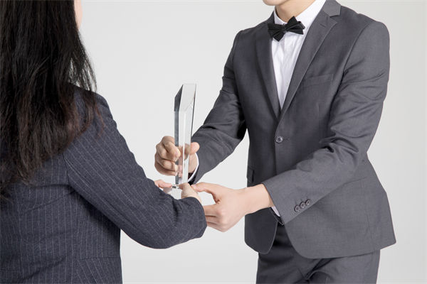 如何利用薪酬績(jī)效激勵(lì)，促進(jìn)跨部門合作與協(xié)調(diào)？