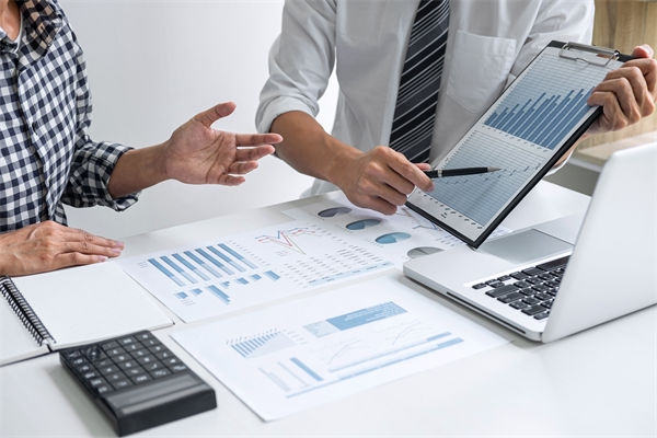 在滾動(dòng)預(yù)算模式下，如何確保預(yù)算的連續(xù)性和前瞻性？