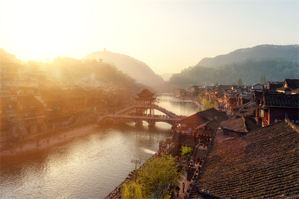 戰(zhàn)略規(guī)劃分析：村民不滿古鎮(zhèn)收門票，指引游客逃票